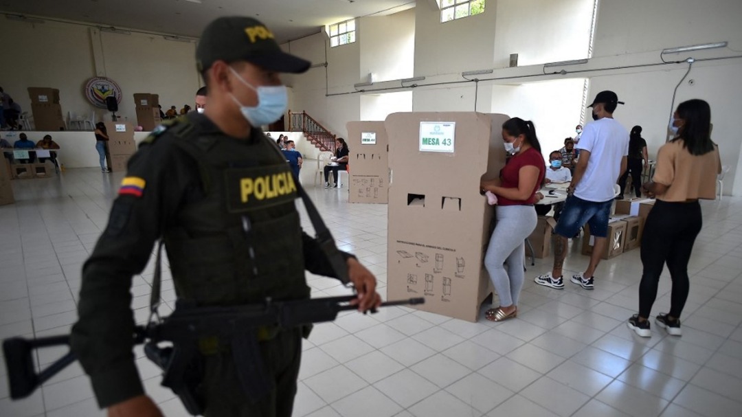 Un policía vigila una mesa de votación en Colombia 