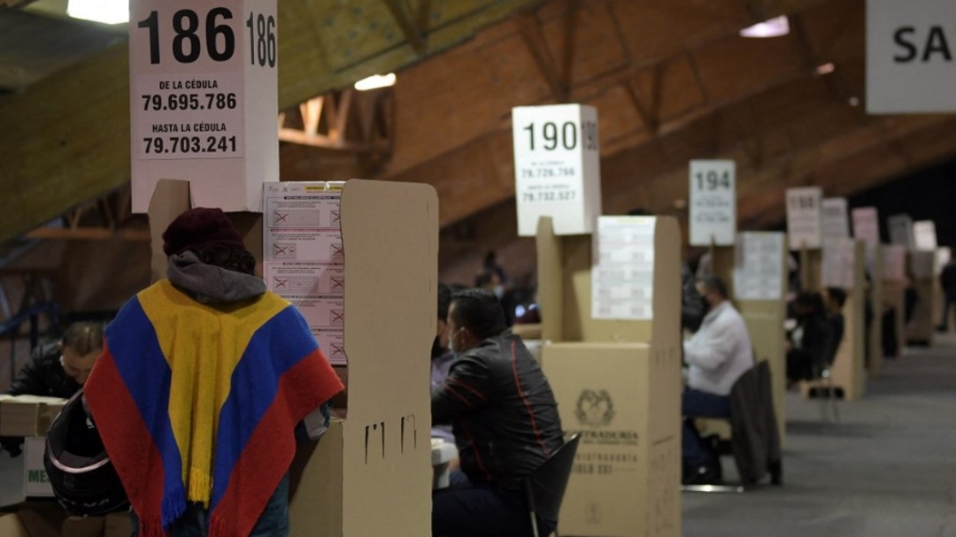 La gente vota en un colegio electoral en Bogotá 