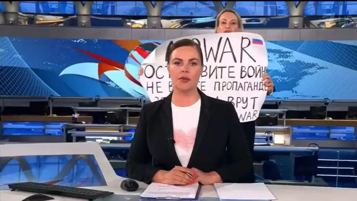 Mujer que protestó contra la guerra en TV rusa se declara no culpable