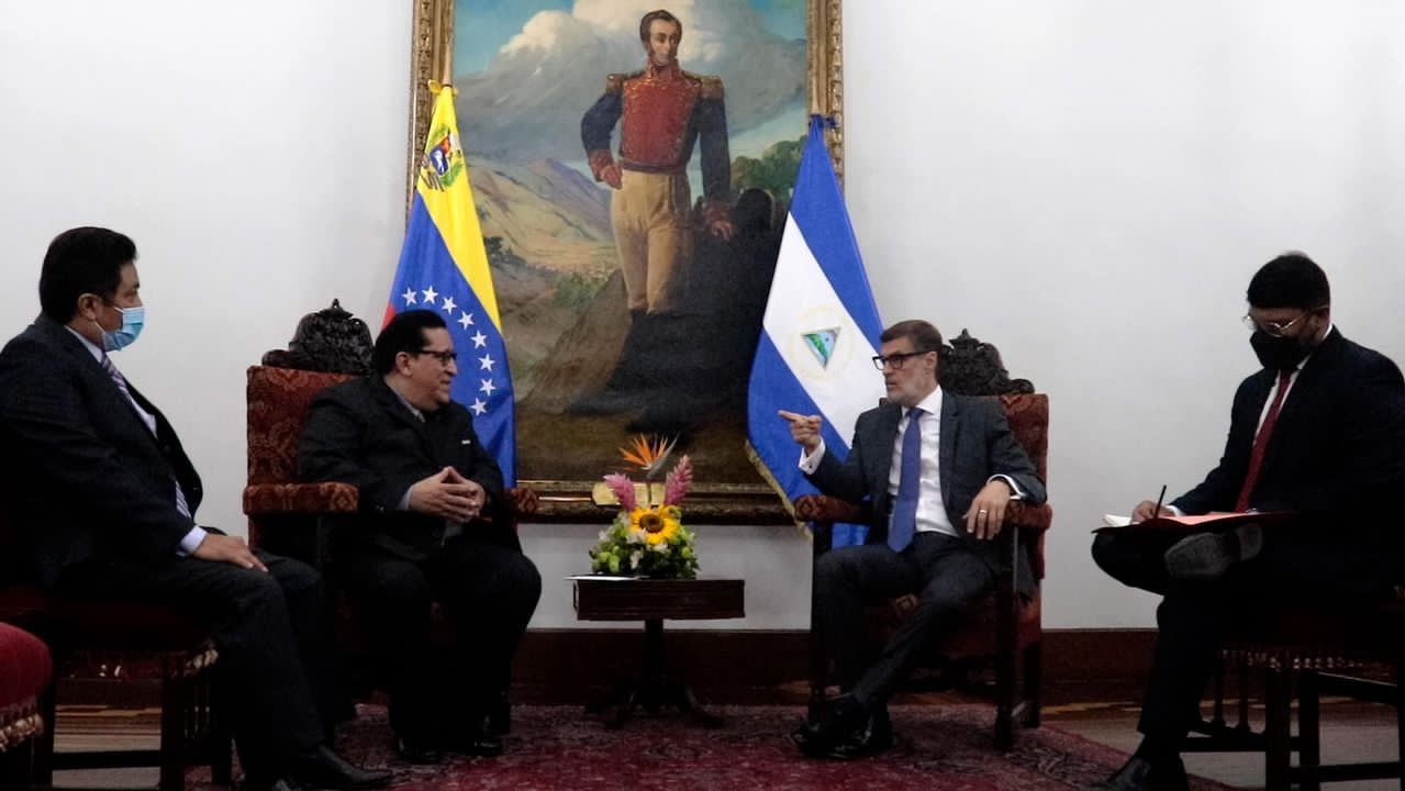 Canciller recibe Copias de Estilo de embajador de Nicaragua en Venezuela