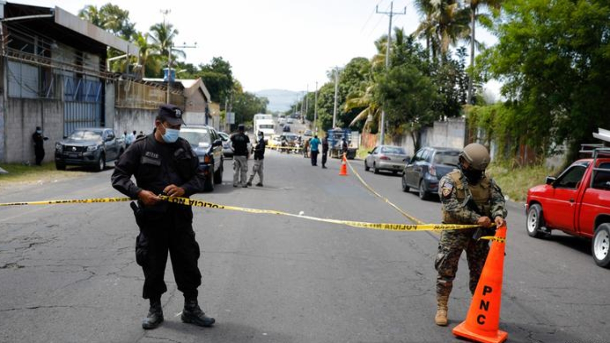 El Salvador decreta un régimen de excepción ante la explosión de violencia