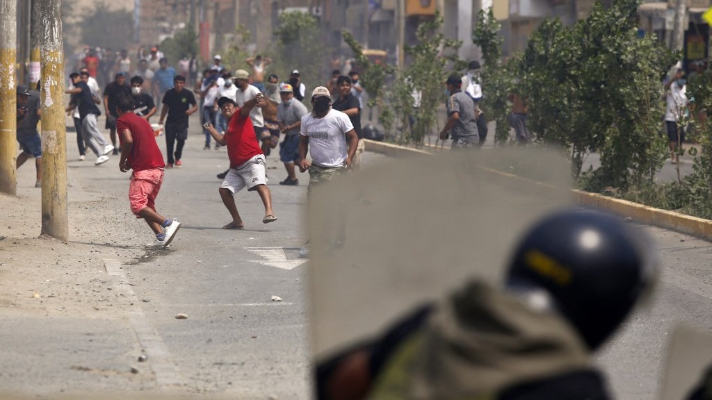 Sube a cuatro el número de fallecidos durante paro de transportistas en Perú