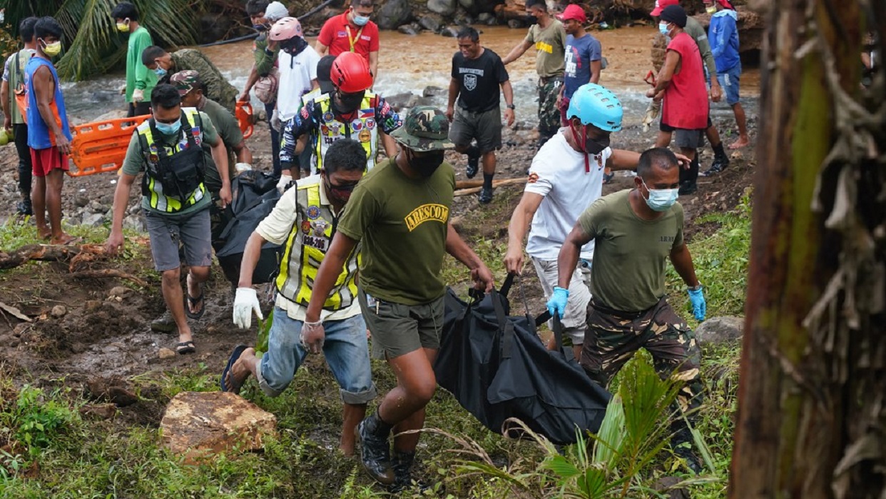 Sube a 80 la cifra de muertos por inundaciones y aludes de lodo en