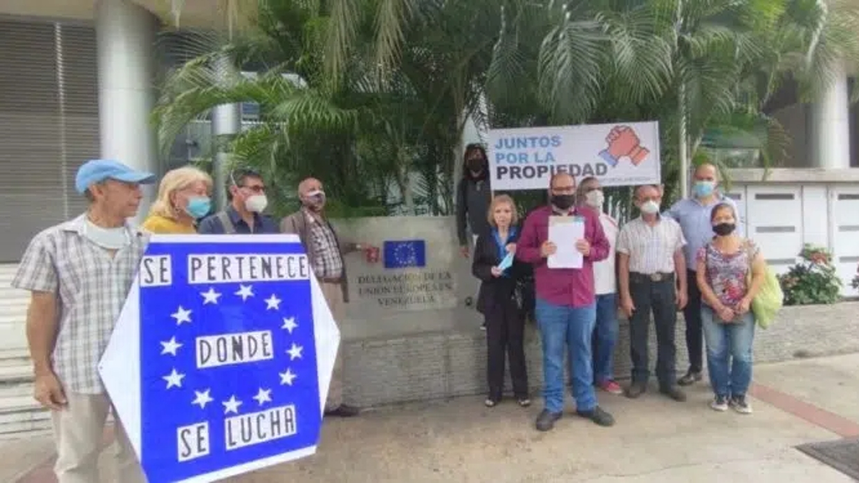 Europeos “víctimas” de invasiones en Venezuela piden ayuda a la UE