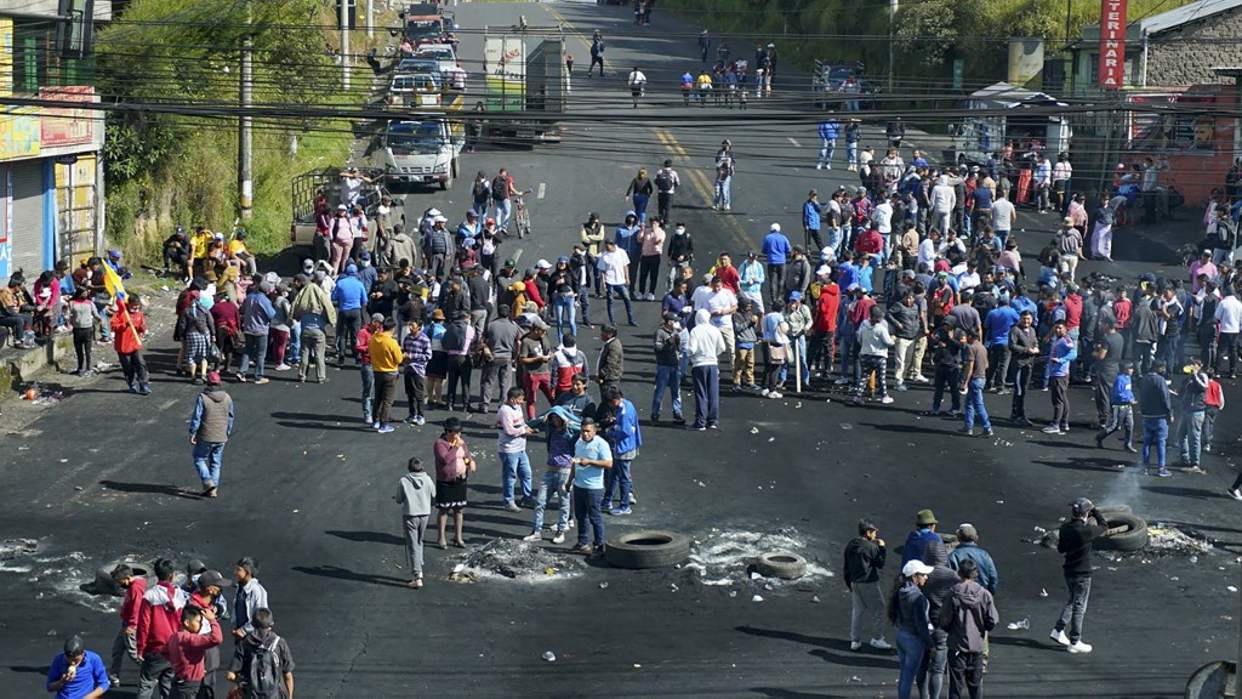 Manifestantes Indígenas Bloquean Quito Pese Al Llamado A Dialogar