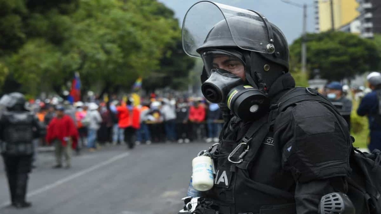 Hallan a funcionarios policiales desaparecidos en las protestas en Ecuador