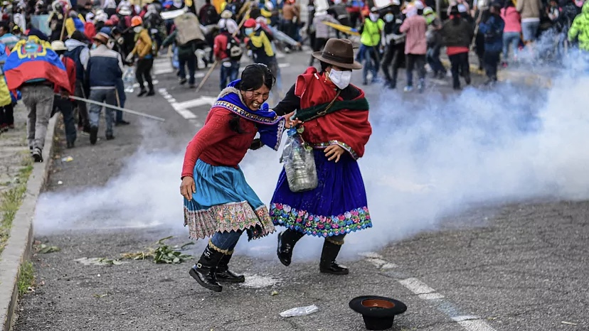 Manifestantes vuelven a reunirse en la zona de disturbios de la capital de Ecuador
