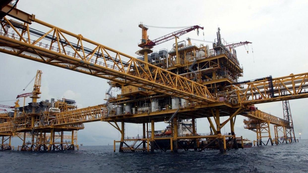 Francia pide que se permita que Irán y Venezuela vuelvan al mercado petrolero para frenar alza de precios