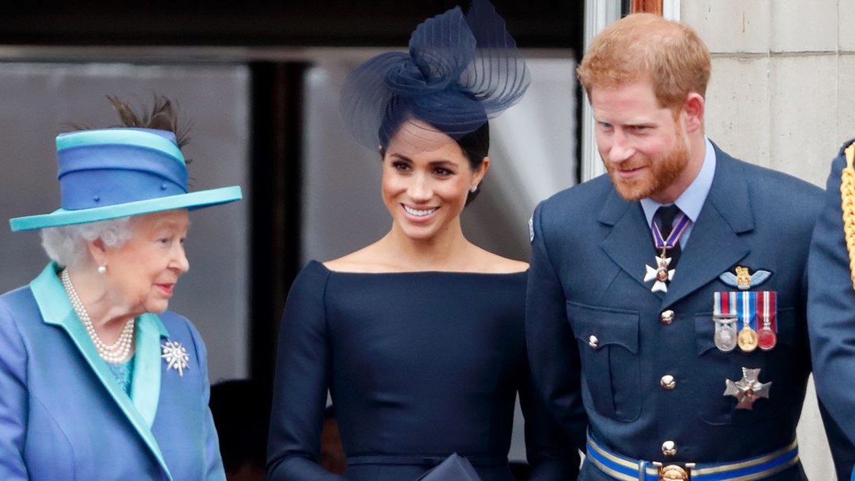 El Príncipe Enrique Y Su Esposa Meghan Viajan A Escocia Para Ver A La Reina Isabel 