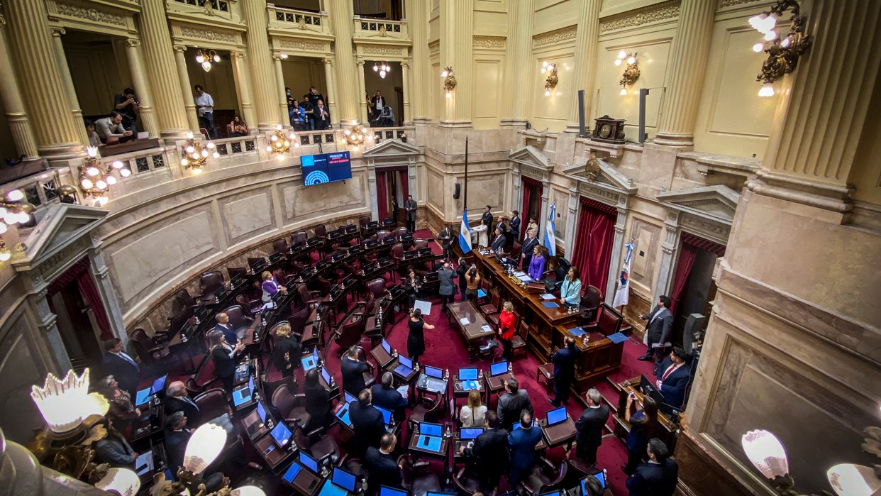 La Ley Bases de Milei logra la aprobación en el Senado argentino en ...