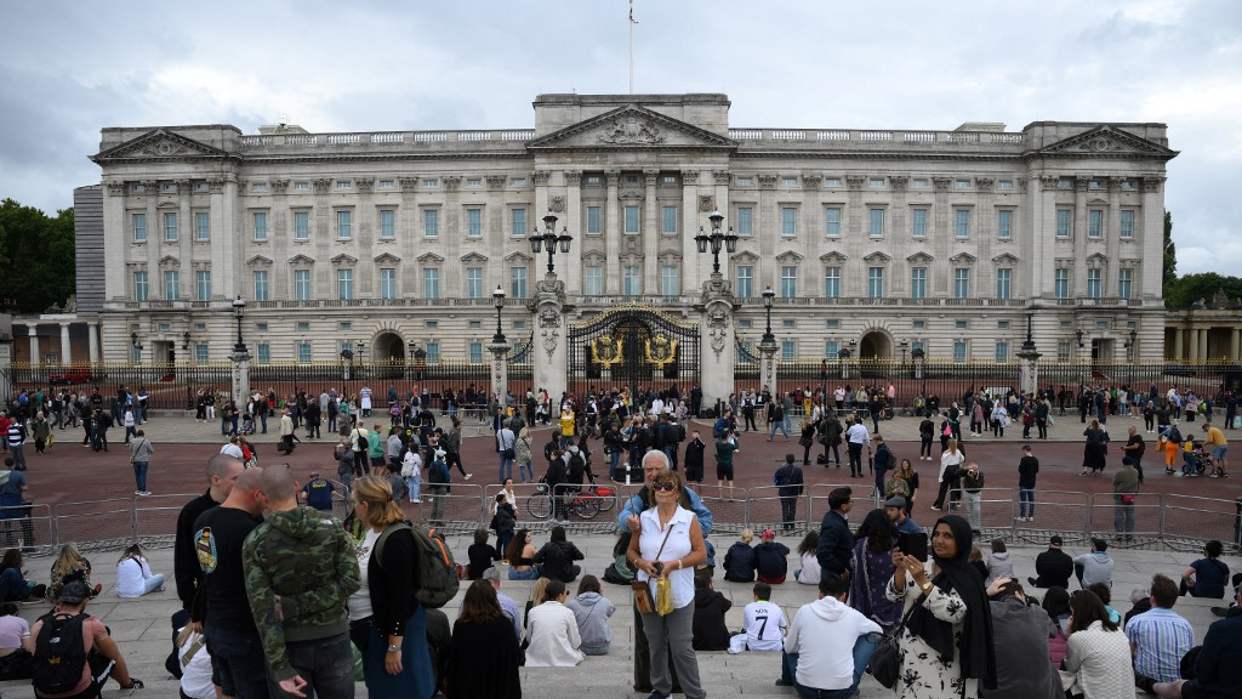 Una multitud se reúne frente al Palacio de Buckingham en Londres
