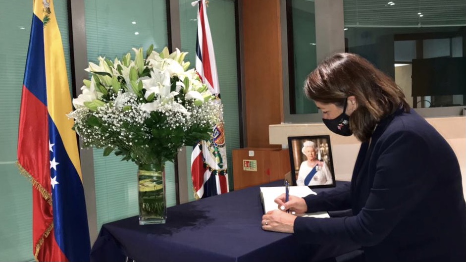 Book of condolences signed in honor of Queen Elizabeth II in Caracas