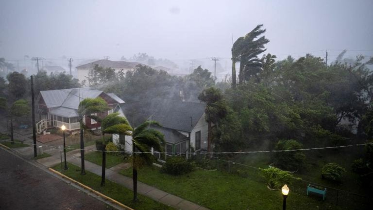 Un millón de hogares sin electricidad en Florida tras el impacto del ciclón
