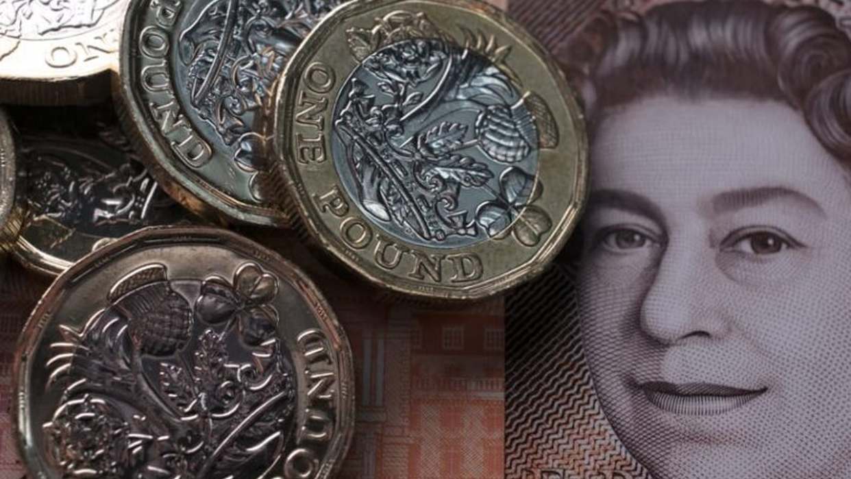 La libra cae más de 1% frente al dólar tras intervención del Banco de Inglaterra