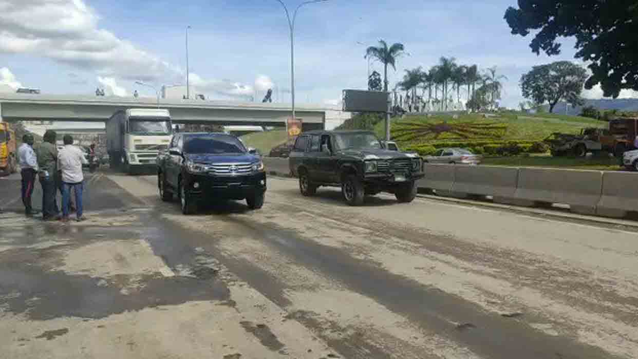 Restablecen paso vehicular en el Distribuidor Altamira tras hundimiento en pavimento