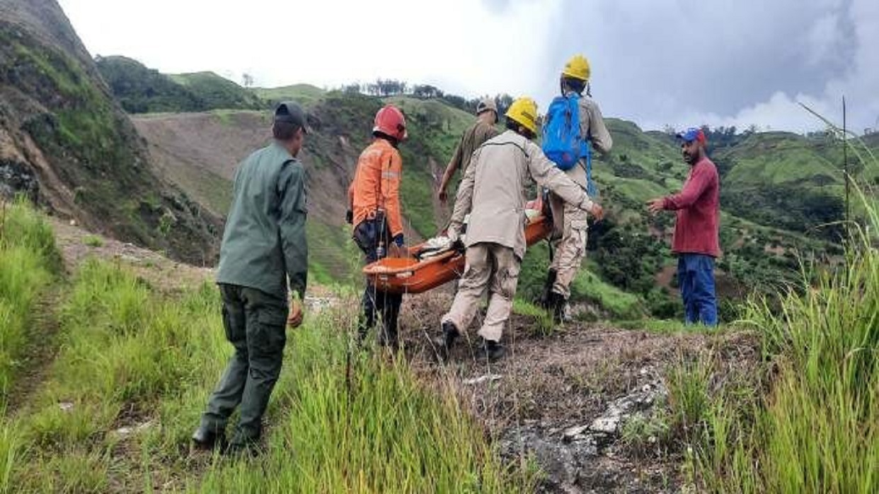 Funcionarios rescatan con vida a tres adultos mayores en Las Tejerías