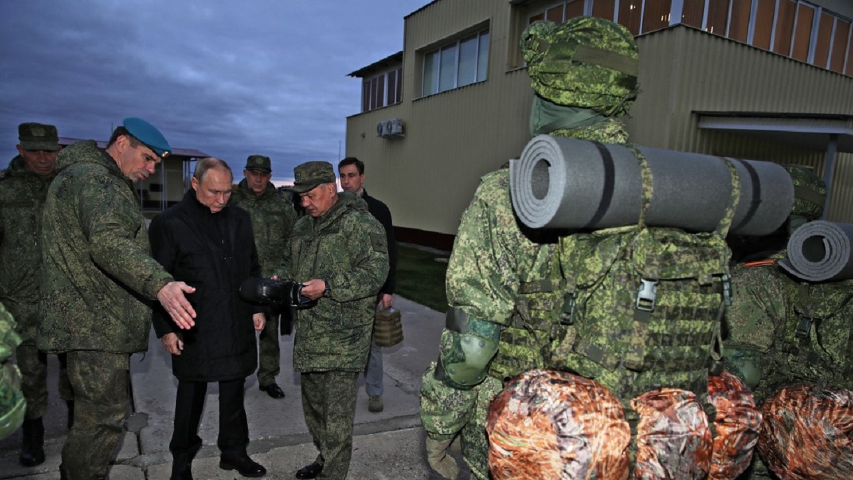 Presidente de Rusia, Vladimir Putin y soldados