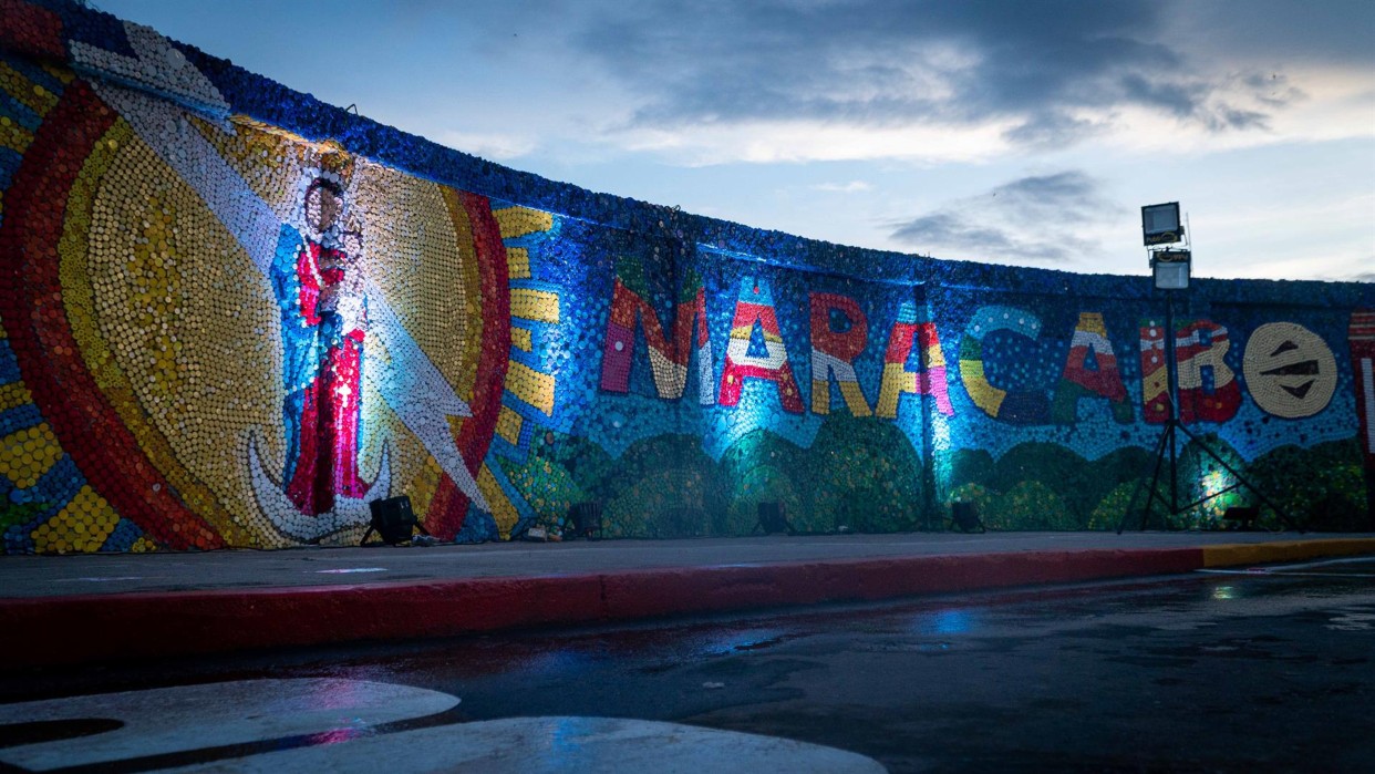 artista-emplea-80000-tapas-plasticas-para-crear-mural-ecologico-en-venezuela-114814.jpg (1242×699)