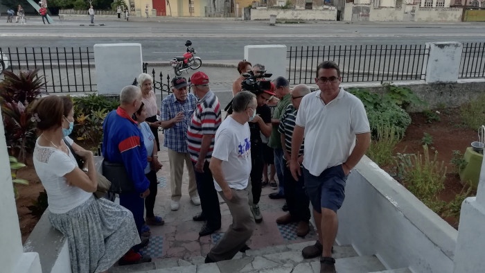 Cubanos asisten a las urnas para elegir a representantes de órganos locales