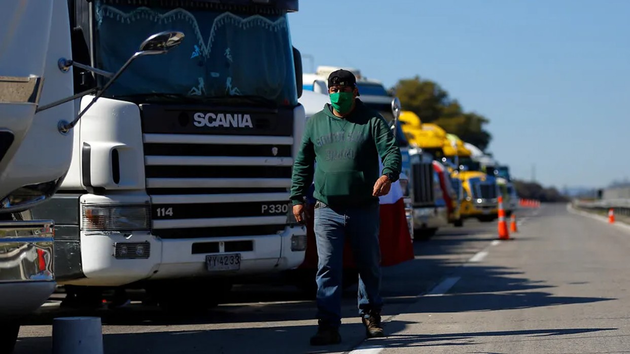 Camioneros de Chile finalizan protestas tras acuerdo para congelar precio del diésel