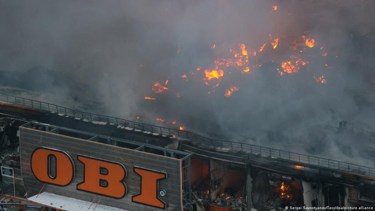 Incendio de centro comercial en las afueras de Moscú causa el fallecimiento de una persona 
