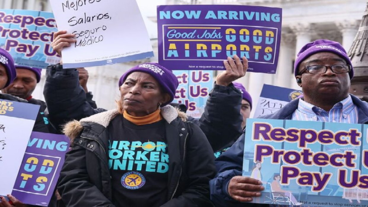 Trabajadores de varios aeropuertos de EEUU realizan protestas