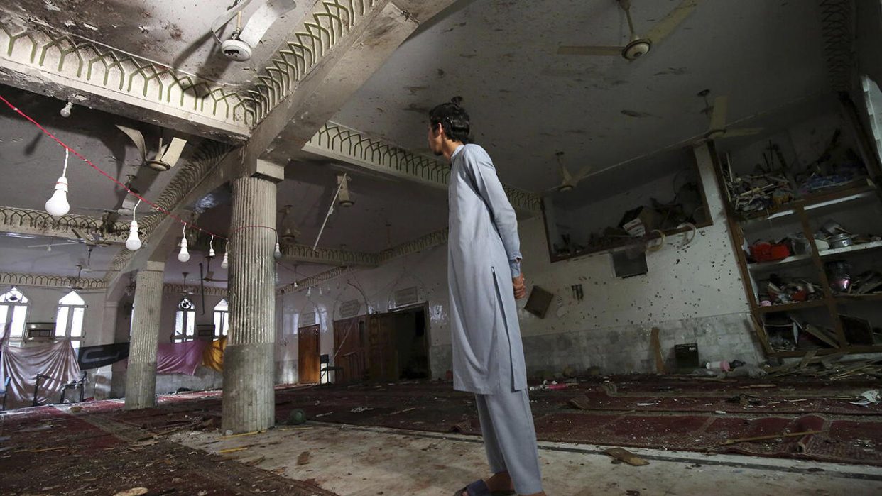 Al menos 95 muertos en atentado suicida contra mezquita en Pakistán