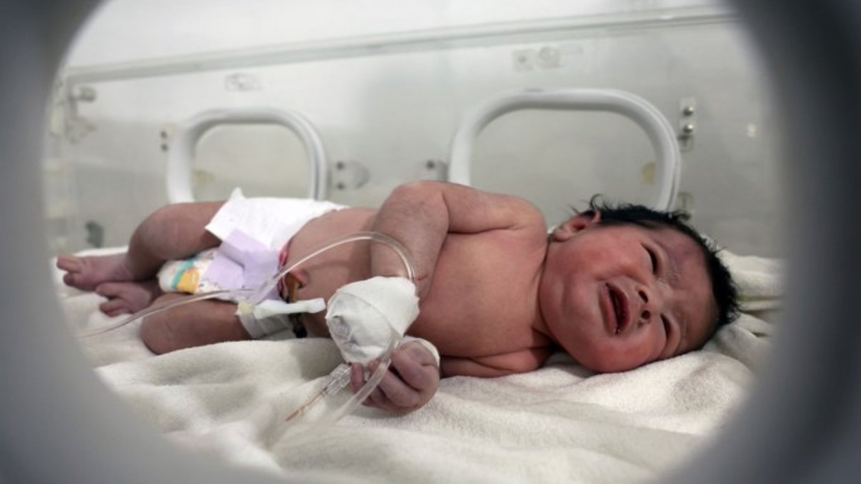 Rescatan con vida a recién nacida bajo los escombros en terremoto en Siria