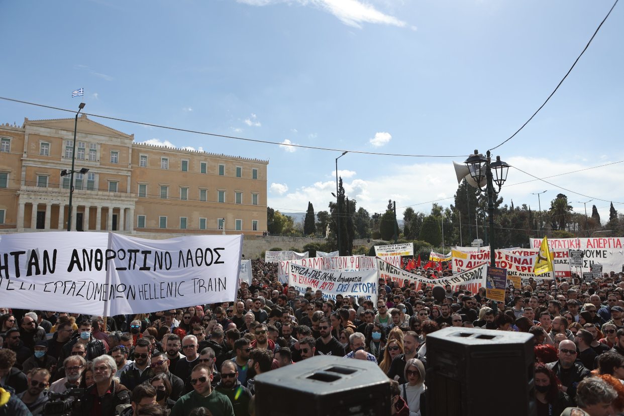 Miles de personas protestan en Atenas por la mortífera colisión de dos ...