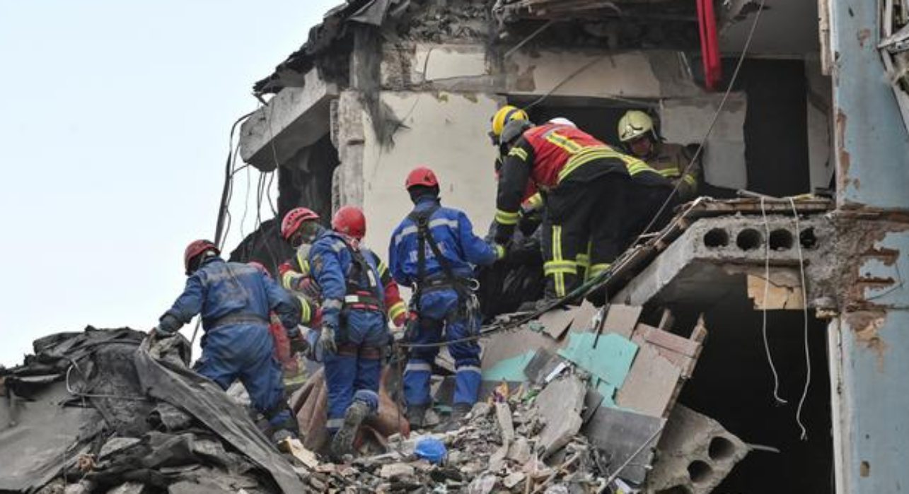 Sube a trece el número de muertos en ataque contra edificio en Zaporiyia