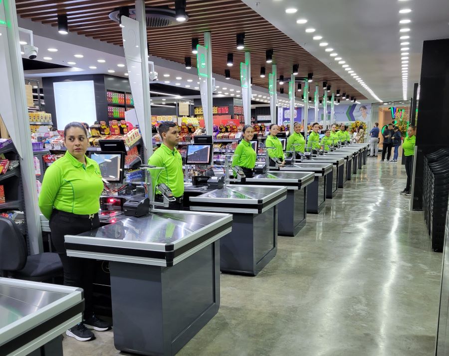 Los empleados de Río Supermarket dieron la bienvenida