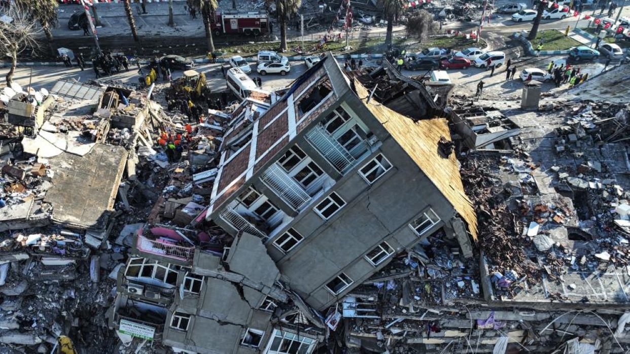 Turquía:  Sube a casi 48 mil el número de muertos tras los terremotos