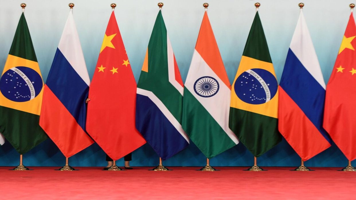Grupo BRICS trabaja en una nueva moneda para sustituir al dólar estadounidense