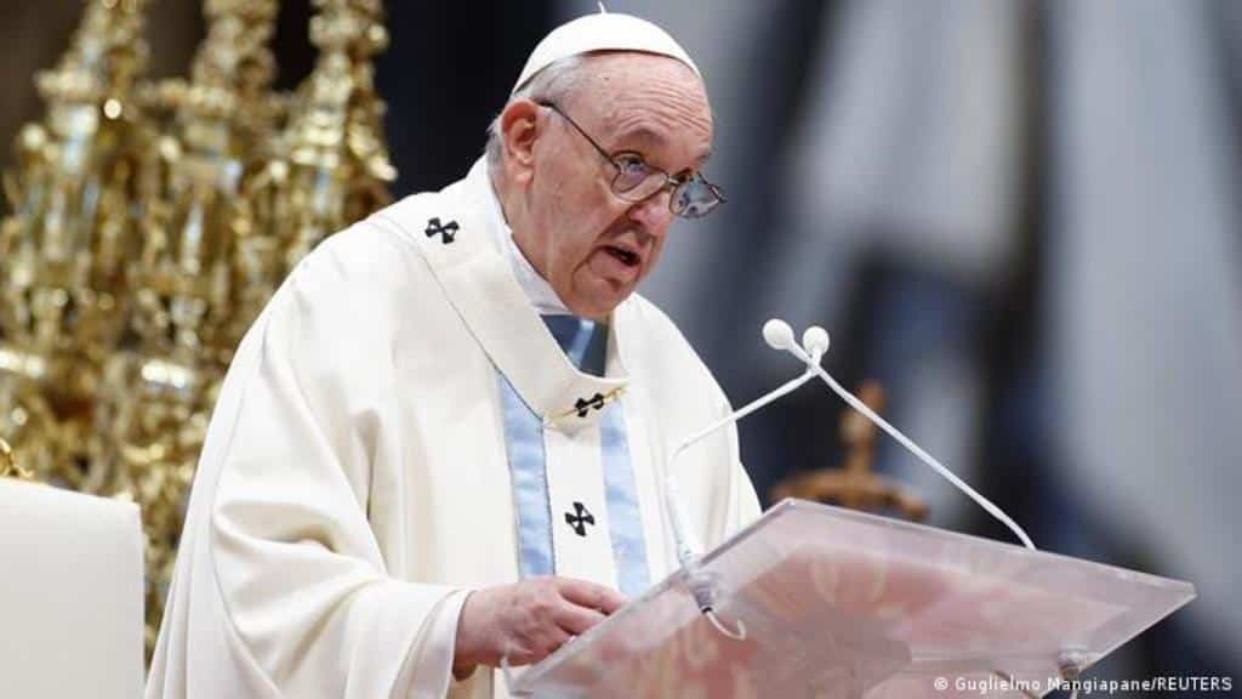 El papa retoma su agenda tras haber pasado un día con fiebre