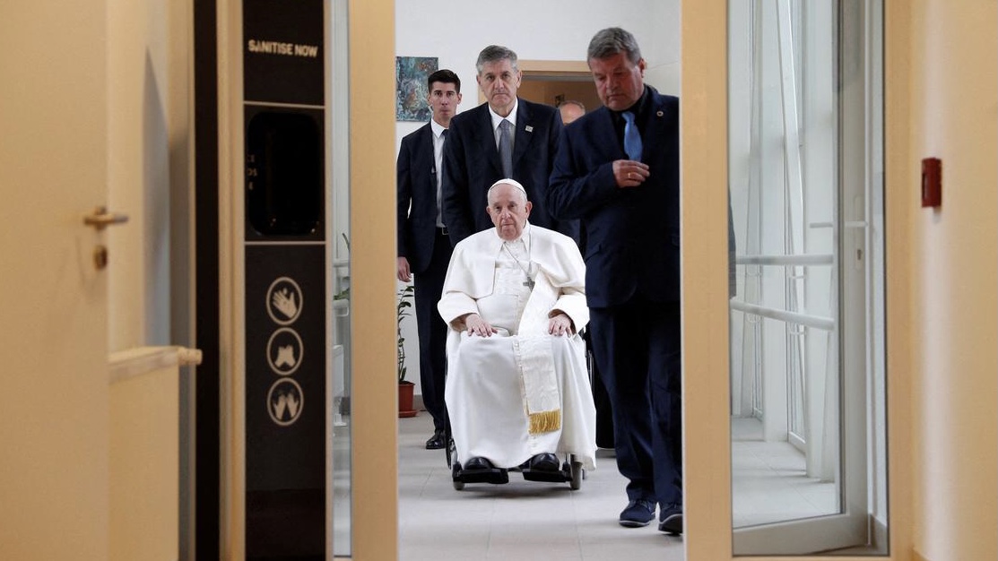 El papa Francisco mejora, ya ha podido levantarse y retomar su trabajo