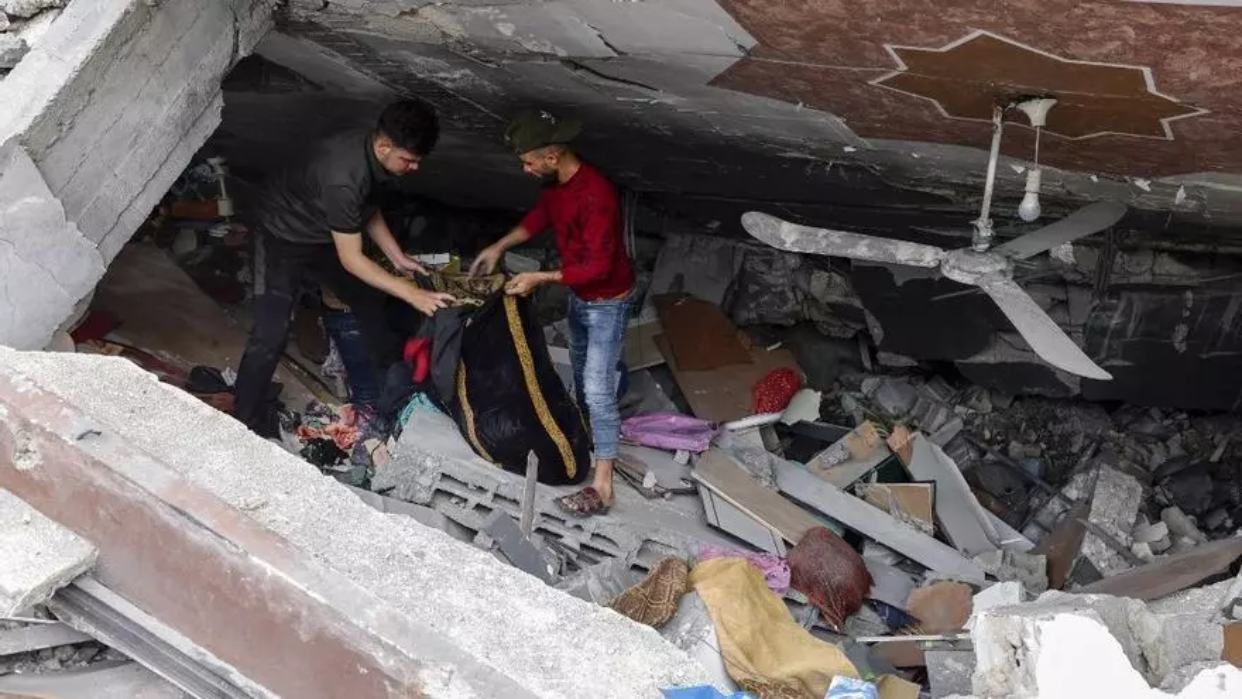 Al menos 25 palestinos muertos tras tercer día de ataques entre Israel ...