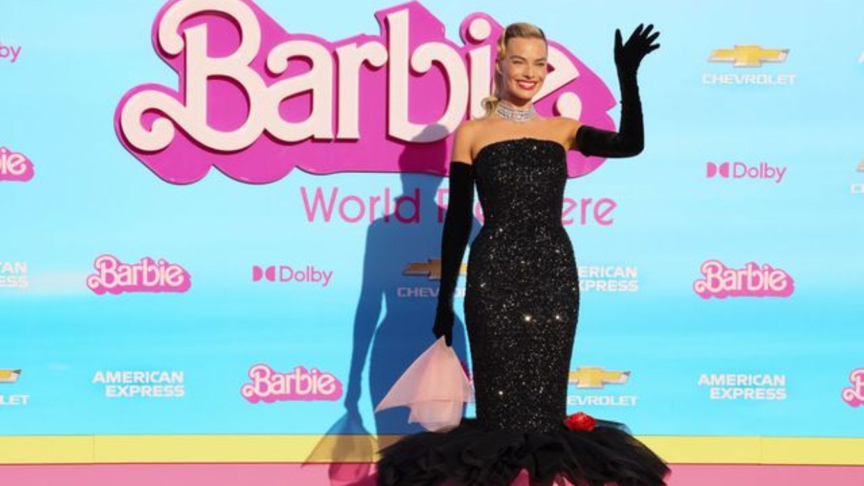 Margot Robbie aparece en la premier oficial de Barbie con el 'look' más