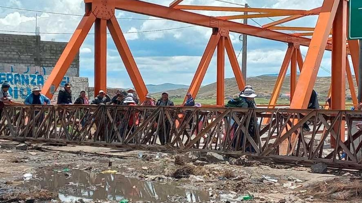 El puente internacional entre Perú y Bolivia es bloqueado nuevamente por manifestantes