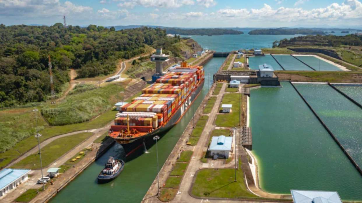  El Canal de Panamá reduce el número de tránsitos diarios de buques debido a la sequía