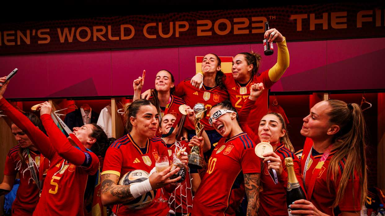 España celebra su primer título femenino junto a su afición en Madrid