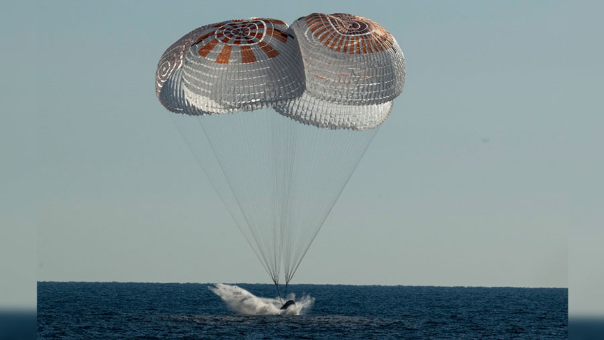 La Nave Crew Dragon De Spacex Con Cuatro Astronautas A Bordo Ameriza Frente A La Costa De Florida