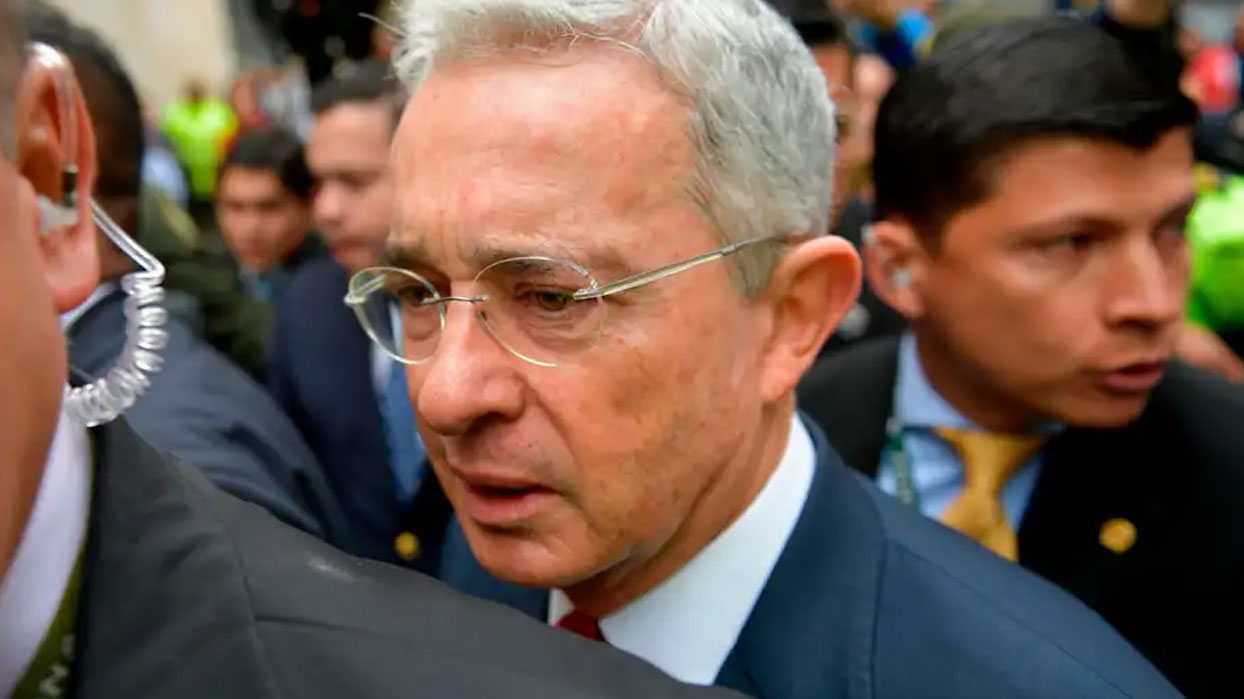 Fiscalía de Colombia acusa a expresidente Uribe de soborno y fraude 