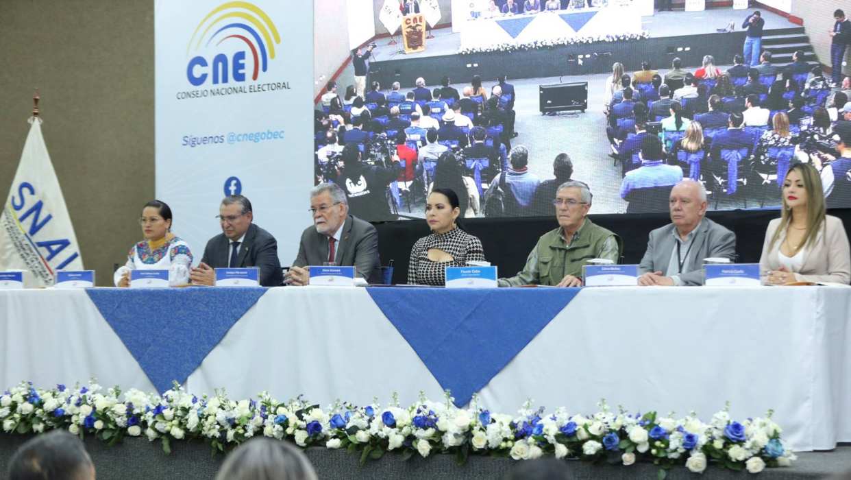 Ecuador arranca la segunda vuelta presidencial con el voto en las cárceles