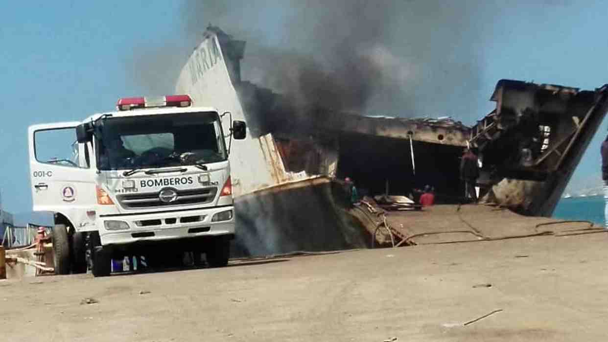 Controlado incendio en ferry dañado desde hace años en muelle de Puerto