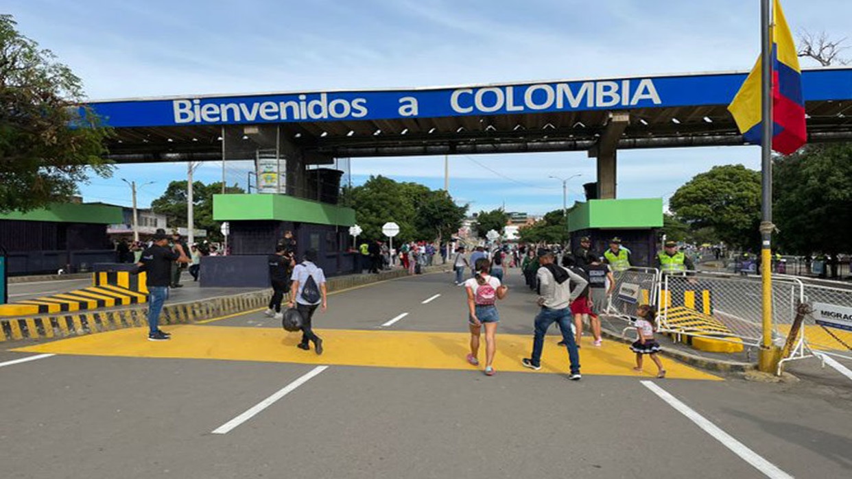 Gobierno de Petro desmiente exigencia de pasaporte vigente a venezolanos