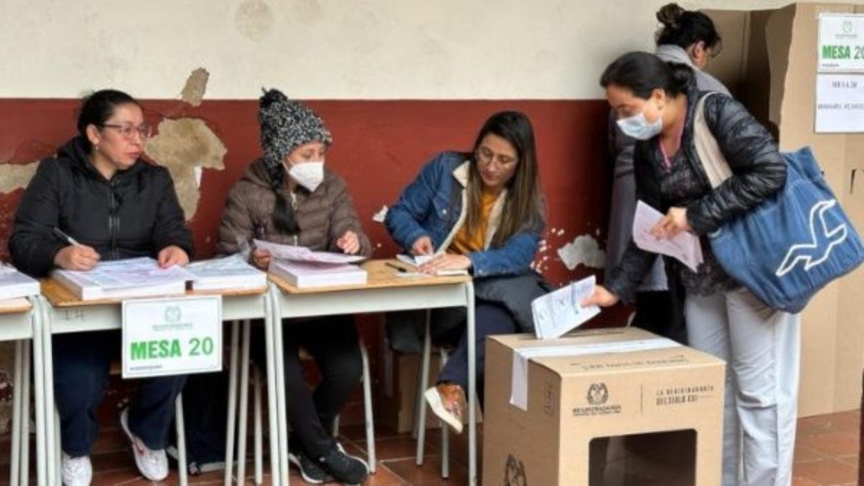 Avanza con tranquilidad la jornada electoral en Colombia