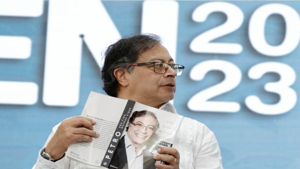 Bautizado libro “Una vida, muchas vidas” de Gustavo Petro en la Filven