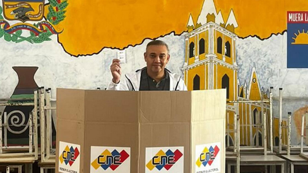 Maikel Moreno felicita al CNE y a la FANB por la organización en el referéndum consultivo