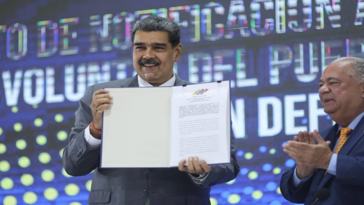 CNE Entrega Al Presidente Maduro Y A La AN El Acta Con Resultados Del ...