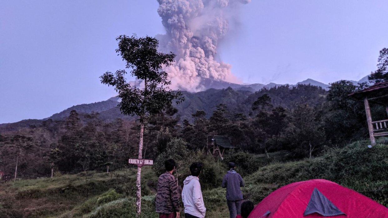 Mueren 11 alpinistas tras la erupción de un volcán en la isla de Java